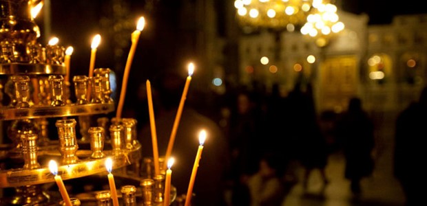 Εκτός εκκλησίας παπάδες και πιστοί που δεν κάνουν εμβόλιο